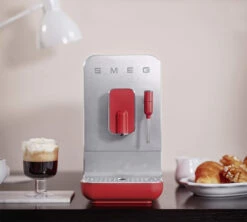 SMEG Buse Vapeur Rouge BCC02RDMEU -Magasin D'Électroménager 5 machine a cafe smeg rouge buse vapeur