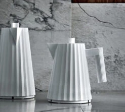 Bouilloire électrique 1L Plissé Blanche - ALESSI -Magasin D'Électroménager alessi bouilloire lifestyle2 2