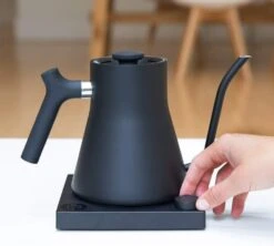 Bouilloire Stagg EKG Noir 90 Cl Col De Cygne - FELLOW -Magasin D'Électroménager bouilelec noir