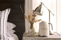 Bouilloire SMEG KLF03CREU Crème - 1.7L + Offre Cadeau 6 Bouilloire SMEG KLF03CREU Crème - 1.7L + Offre Cadeau -Magasin D'Électroménager creme simp amb