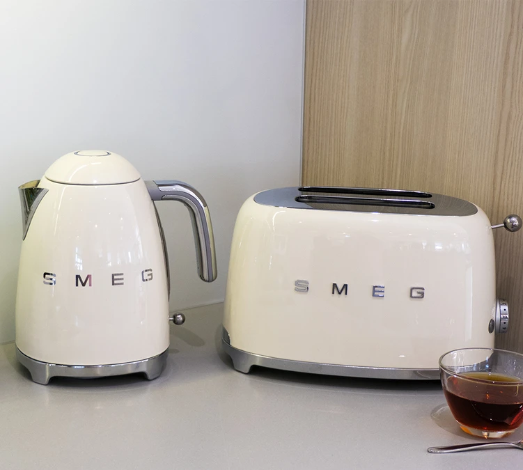 Set Petit-Déjeuner (Toaster - Cafetière Filtre - Presse Agrumes - Bouilloire) Crème - SMEG 6 Set Petit-Déjeuner (Toaster - Cafetière Filtre - Presse Agrumes - Bouilloire) Crème - SMEG – Image 6