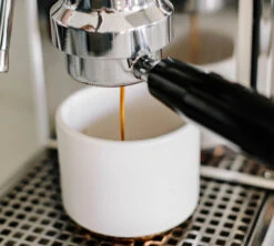 Tasse à Cappuccino - Monty Milk Art Noir Mat 19 Cl - FELLOW 13 Tasse à Cappuccino - Monty Milk Art Noir Mat 19 Cl - FELLOW -Magasin D'Électroménager lifestyle2