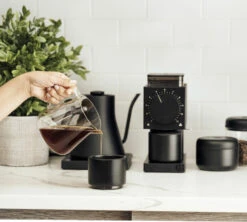 Tasse à Cappuccino - Monty Milk Art Noir Mat 19 Cl - FELLOW 17 Tasse à Cappuccino - Monty Milk Art Noir Mat 19 Cl - FELLOW -Magasin D'Électroménager lifestyle6