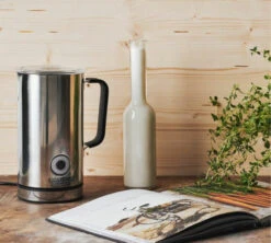 Mousseur à Lait électrique SJOSTRAND - Inox -Magasin D'Électroménager mousseur lait sjostrand ambiance