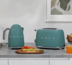 Bouilloire KLF03EGMEU 1.7 L Vert Émeraude - SMEG -Magasin D'Électroménager smeg bouilloire emeraude lifestyle 1