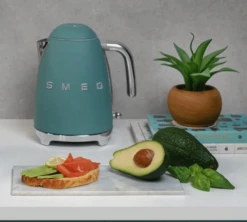Bouilloire KLF03EGMEU 1.7 L Vert Émeraude - SMEG -Magasin D'Électroménager smeg bouilloire emraude lifestyle 2 1