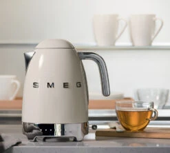 Bouilloire KLF04CREU Température Réglable Crème 1,7 L + Offre Cadeau - SMEG -Magasin D'Électroménager smeg creme bouilloire