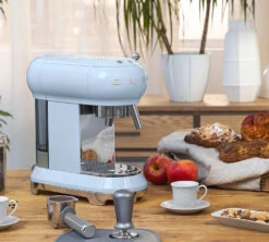 Set Petit-Déjeuner Machine Expresso ECF01PBEU Et Moulin à Café CGF01PBEU Bleu Azur - SMEG -Magasin D'Électroménager smeg machine