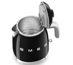 Mini Bouilloire KLF05BLEU 0,8 L - Noir + Offre Cadeau - SMEG -Magasin D'Électroménager smeg minib noir 6